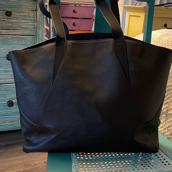 Lululemon Handbags - Lululemon Women’s Large Tote/Gym Bag